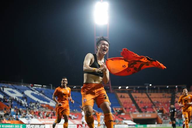 제주SK FC 임창우가 극장골을 성공시킨 후 기뻐하고 있다.(사진=제주제주SK FC 제공)