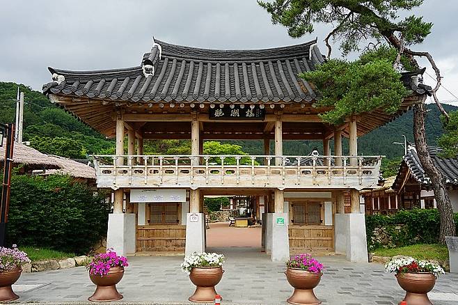 사의재 앞 청조루