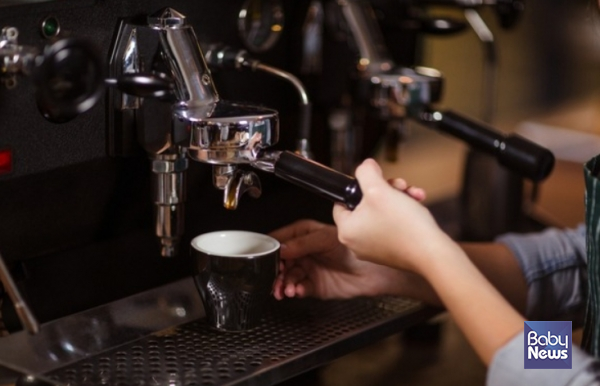 커피를 하루 3~5잔 섭취하면 제2형 당뇨병 발생 위험이 20~30% 감소하는 것으로 분석됐다. ⓒ베이비뉴스