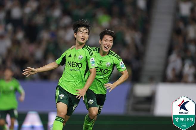 김진규와 강상윤(이상 전북). 사진=한국프로축구연맹