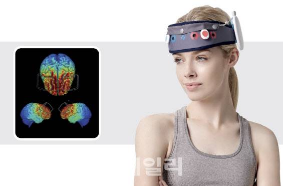 와이브레인의 우울증 전자약 ‘마인드스팀’ 제품 착용 사진.(출처= 와이브레인 IR 자료)