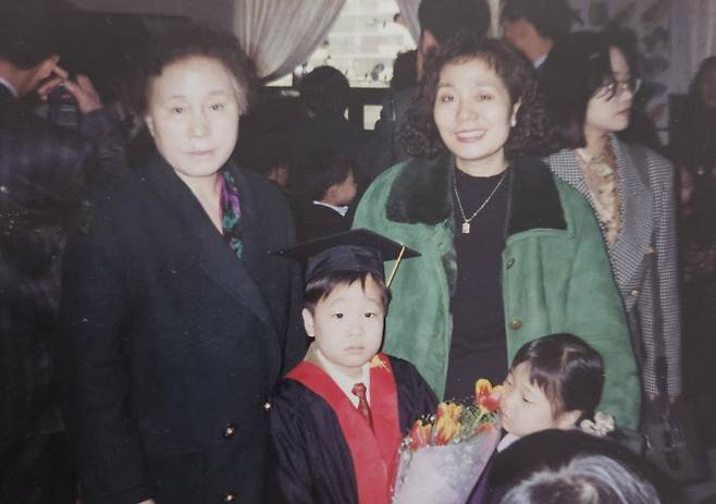 크로키오가 그의 어머니, 할머니와 함께 찍은 사진.