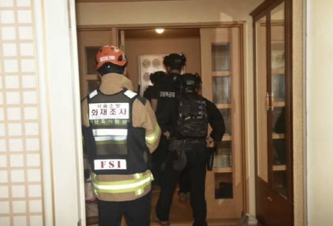 지난 21일 소방 관계자들이 인천 사제 총기 살해 사건 피의자 조모씨의 서울 도봉구 쌍문동 주거지에 진입하고 있는 모습. (사진=서울소방재난본부 제공)