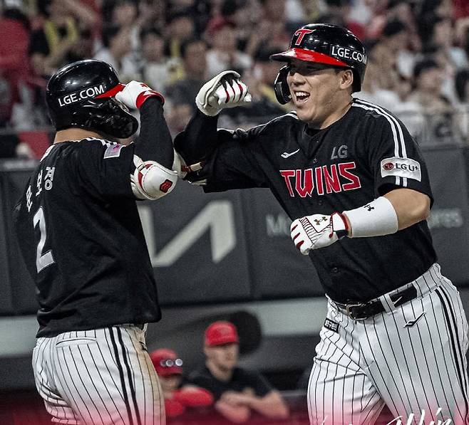 LG트윈스 김현수가 스리런 홈런을 때린 뒤 팀동료 문보경과 하이파이브를 나누고 있다. 사진=LG트윈스