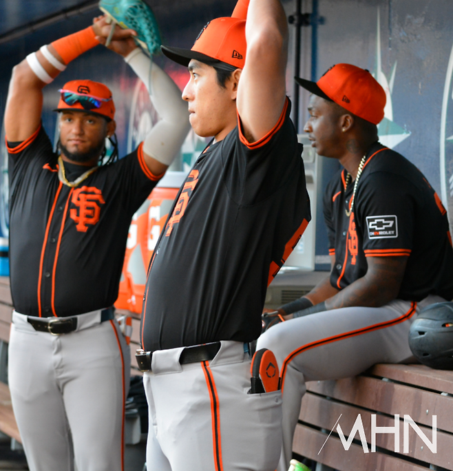 (루이스 마토스(왼쪽)와 이정후가 경기 전 더그아웃에서 스트레칭을 하고 있다)