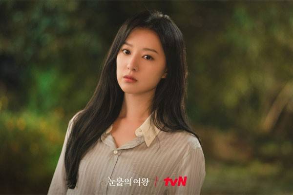 배우 김지원씨는 얇고 가는 눈썹으로 밝고 세련된 인상을 주며 마치 다른 사람 같다는 호평을 받을 정도입니다. [사진=tvN]