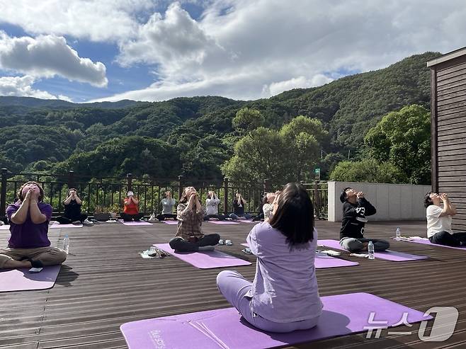 국립산림치유원 산림치유프로그램 운영 모습 (산림청 한국산림복지진흥원 제공. 재판매 및 DB금지)/뉴스1
