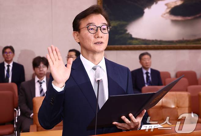 전재수 해양수산부 장관 후보자가 14일 오전 서울 여의도 국회 농림축산식품해양수산위원회 전체회의에서 열린 해양수산부 장관 후보자 인사청문회에서 선서하고 있다. 2025.7.14/뉴스1 ⓒ News1 김민지 기자