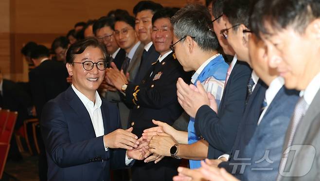 전재수 해양수산부 장관이 24일 오전 세종시 정부세종청사에서 열린 취임식에 입장하며 인사를 나누고 있다. 2025.7.24/뉴스1 ⓒ News1 김기남 기자