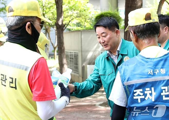 서철모 대전 서구청장이 현장 근무자를 격려하고 있다.(대전 서구 제공. 재판매 및 DB금지)/뉴스1