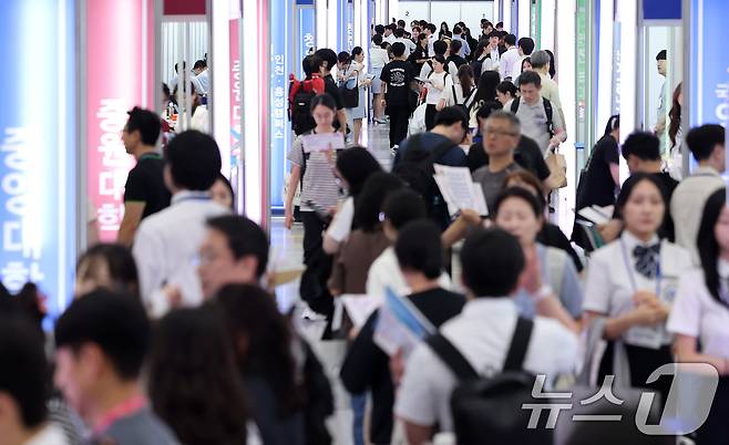 24일 서울 강남구 삼성동 코엑스에서 열린 2026학년도 수시대학입학정보박람회를 찾은 수험생과 학부모들이 대학부스를 둘러보고 있다. 2025.7.24/뉴스1 ⓒ News1 김성진 기자