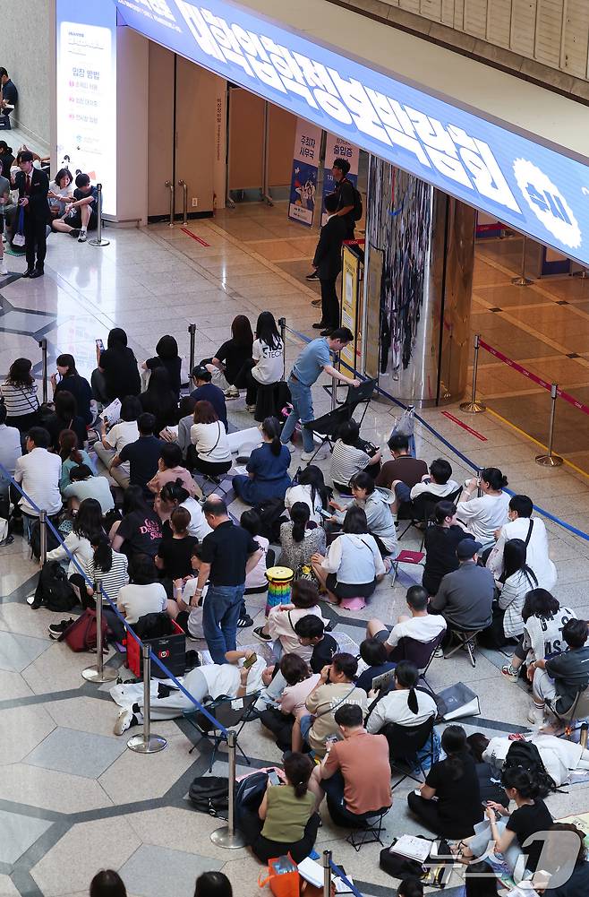 24일 서울 강남구 삼성동 코엑스에서 열린 2026학년도 수시대학입학정보박람회를 찾은 수험생과 학부모들이 입장을 기다리고 있다. 2025.7.24/뉴스1 ⓒ News1 김성진 기자