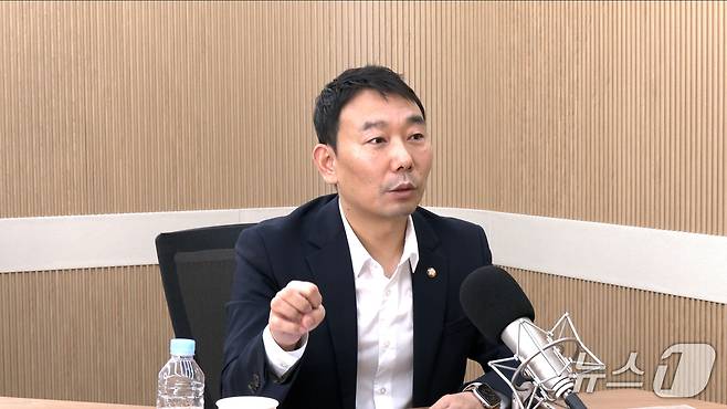 김용민 더불어민주당 의원이 24일 뉴스1TV '팩트앤뷰'에 출연해 질문에 답하고 있다.