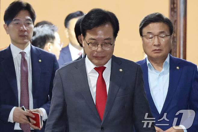 송언석 국민의힘 비상대책위원장 겸 원내대표가 23일 오후 서울 여의도 국회에서 열린 의원총회를 마치고 이동하고 있다. 2025.7.23/뉴스1 ⓒ News1 이광호 기자