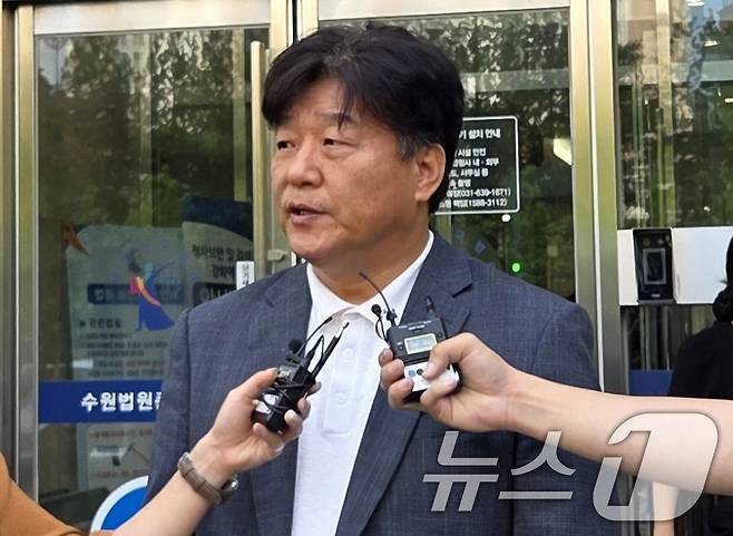 제22대 국회의원 선거 당시 '대출 사기 의혹'으로 재판에 넘겨진 양문석 더불어민주당 의원(경기 안산시갑)이 24일 오후 경기 수원시 영통구 수원지방법원에서 열린 2심 선고공판을 마치고 나와 입장을 밝히고 있다.2025.7.24/뉴스1 ⓒ News1 배수아 기자