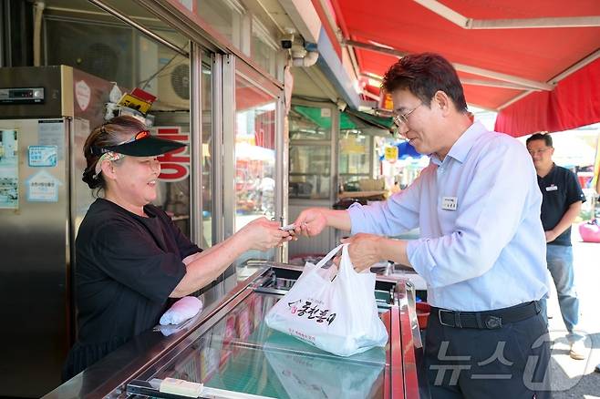 노관규 순천시장이 24일 원도심과 전통시장을 찾아 민생회복 소비쿠폰 사용을 독려하고 현장 애로사항을 청취하고 있다.(순천시 제공. 재판매 및 DB 금지)