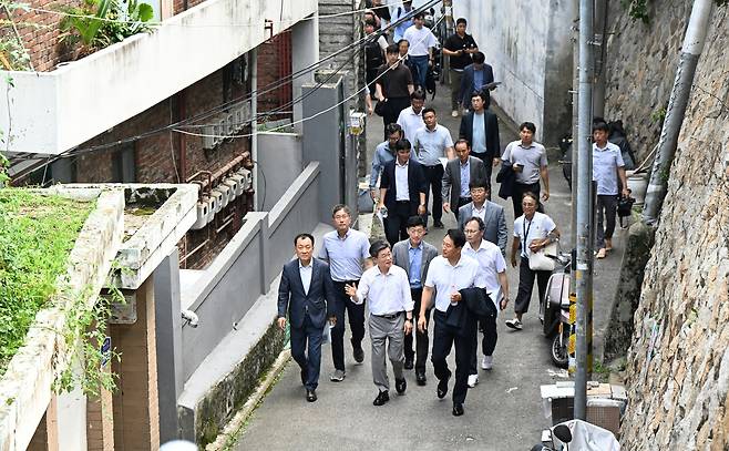 오세훈 서울시장이 24일(목) 오후 신당9구역 재개발사업 현장을 점검하고 있다.(서울시 제공)