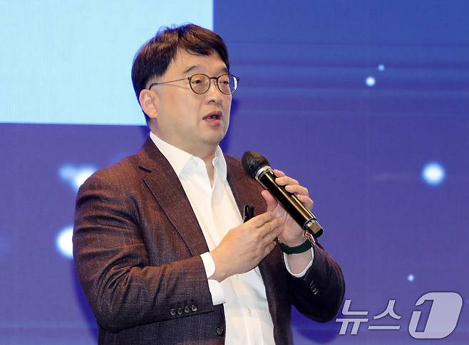 이우현 OCI홀딩스 회장이 6일 서울 조선호텔 그랜드볼룸에서 '초불확실성 시대, 혁신을 동력으로'를 대주제로 열린 '제3회 한국최고경영자포럼'에서 CEO 특강을 진행하고 있다. (한국경영자총협회 제공) 2025.2.6/뉴스1