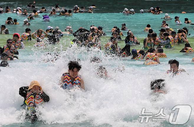 전국 대부분 지역에 폭염특보가 발효된 23일 오후 경남 김해시 롯데워터파크를 찾은 피서객들이 물놀이를 즐기며 더위를 식히고 있다. 2025.7.23/뉴스1 ⓒ News1 윤일지 기자