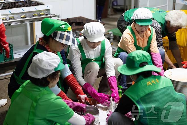 김혜경 여사가 24일 집중호우 피해를 입은 경기도 가평군을 찾아 봉사활동을 하고 있다.(대통령실 제공) ⓒ News1 한재준 기자