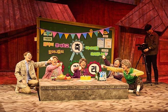 뮤지컬 ‘오지게 재밌는 가시나들’의 공연 실황을 담은 영화가 지난 23일 CGV 전국 13개 상영관에서 개봉했다. 사진 | ㈜라이브