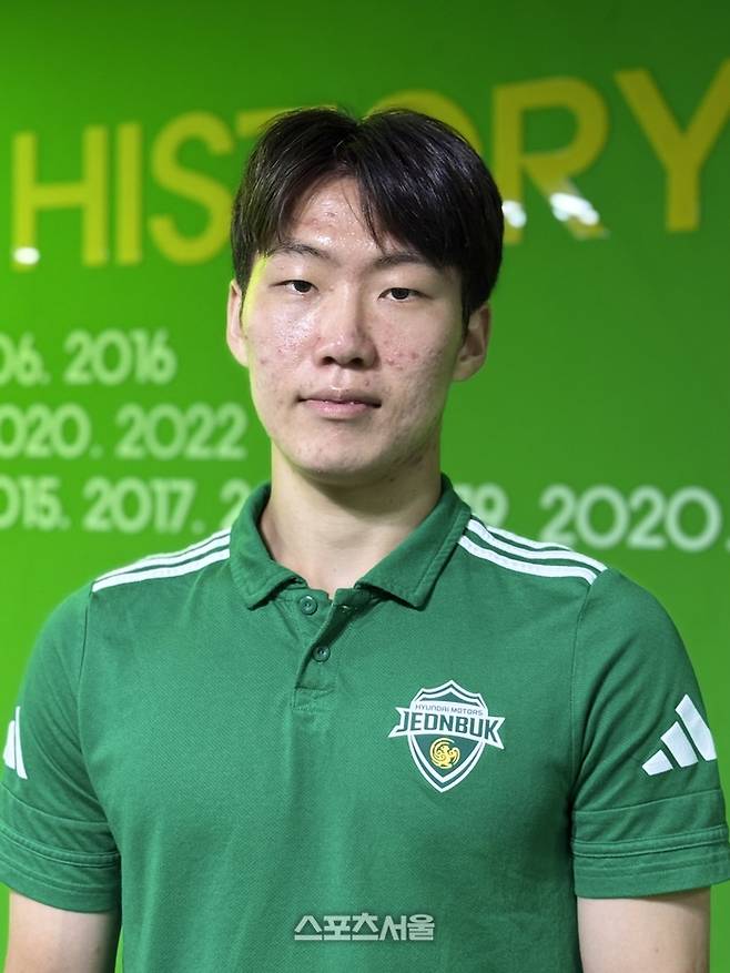 전북 현대 강상윤이 23일 전주월드컵경기장에서 강원FC와의 경기를 마친 뒤 공동취재구역에서 사진 촬영에 임하고 있다. 전주 | 정다워 기자