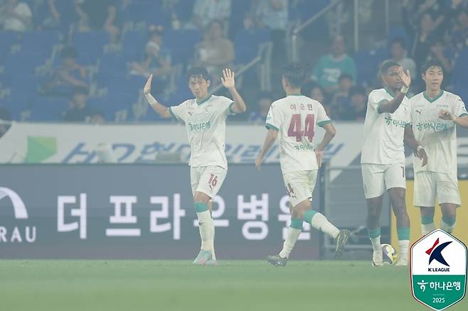 Lee Myung -jae refrains from the goal after his debut goal against Ulsan HD. Photo | Korea Professional Football Federation