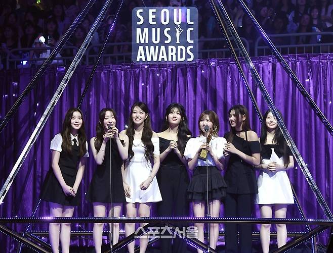 세이마이네임(SAY MY NAME)이 21일 오후 인천 중구 인스파이어 아레나에서 열린 제34회 ‘서울가요대상’에서 올해의 발견상을 수상한 뒤 소감을 밝히고 있다. 2025. 6. 21.  인천 | 박진업 기자 upandup@sportsseoul.com