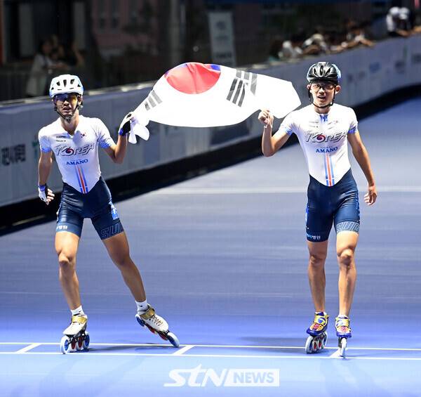 23일 제천롤러스포츠경기장에서 치러진 '제20회 아시아 롤러스케이팅 선수권대회' 스피드 트랙 남자 주니어 5,000m 포인트 결선에서 금메달 획득 후 강병호(오른쪽)가 유건과 태극기 세리머니 중이다. /사진(제천)=김종원 기자