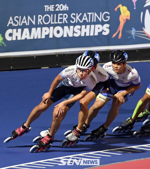 24일 제천롤러스포츠경기장에서 치러진 '제20회 아시아 롤러스케이팅 선수권대회' 스피드 트랙 남자 10,000ｍ 제외 결선에서 정병희(충북체육회, 맨 앞)가 질주 중이다. /사진(제천)=김종원 기자