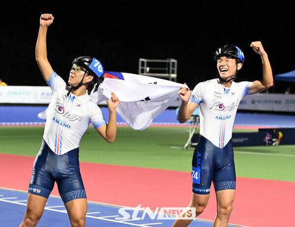 24일 제천롤러스포츠경기장에서 치러진 '제20회 아시아 롤러스케이팅 선수권대회' 스피드 트랙 남자 10,000m 제외 경기에서 은메달을 획득한 강병호(충북서원고, 오른쪽)가 동메달을 따낸 나도현(경북한국국제조리고)과 태극기 세리머니 중이다. 사진(제천)=김종원 기자