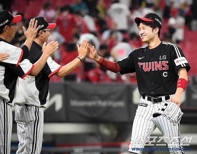 23일 광주 기아 챔피언스필드에서 열린 LG-KIA전. LG가 6대5로 승리했다. 박해민이 염경엽 감독과 하이파이브하고 있다. 광주=정재근 기자 cjg@sportschosun.com/2025.7.23/