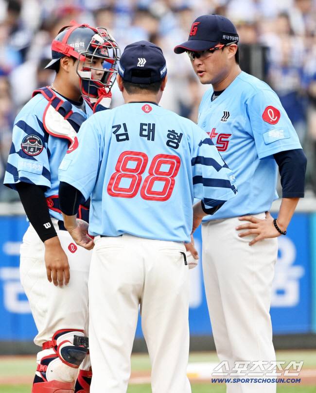 22일 부산 사직야구장에서 열린 삼성과 롯데의 경기, 2회초 박세웅이 실점 위기를 맞자 김태형 감독이 마운드에 올라 이야기를 하고 있다. 부산=허상욱 기자wook@sportschosun.com/2025.06.22/