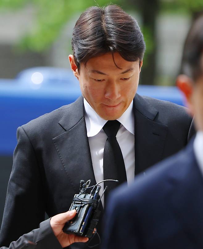 항소심 출석하는 황의조
(서울=연합뉴스) 김도훈 기자 = 불법 촬영 혐의로 1심에서 징역 1년에 집행유예 2년을 선고받은 축구선수 황의조가 19일 서울 서초구 서울고등법원에서 열린 2심 첫 공판에 출석하고 있다. 2025.6.19