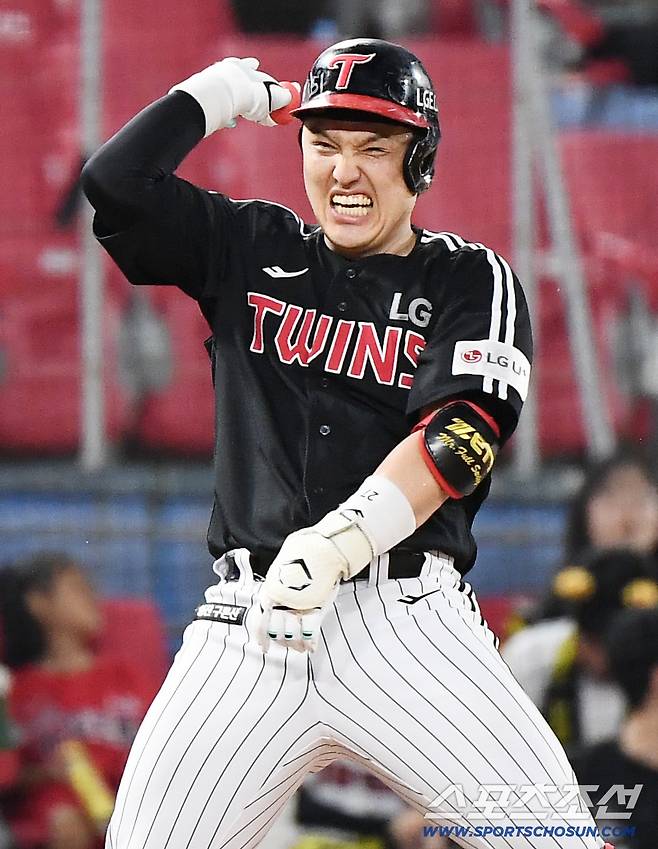 23일 광주 기아 챔피언스필드에서 열린 LG-KIA전. 7회초 무사 박동원이 2루타에 실책으로 3루까지 진루한 후 기뻐하고 있다. 광주=정재근 기자 cjg@sportschosun.com/2025.7.23/