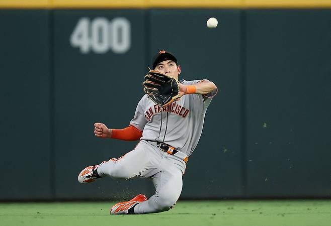 이정후가 23일(한국시각) 애틀랜타전에서 6회말 아지 올비스의 플라이를 잡아내고 있다. AFP연합뉴스