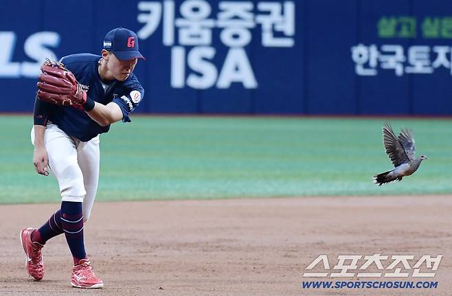 24일 서울 고척스카이돔에서 열린 키움과 롯데의 경기. 2회 경기 도중 그라운드에 비둘기가 나타났다. 비둘기를 쫓고 있는 롯데 박승욱 유격수. 고척=송정헌 기자songs@sportschosun.com/2025.07.24/