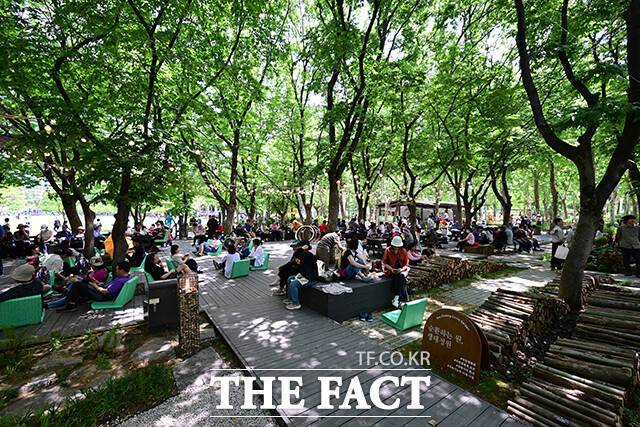 2025 서울국제정원박람회 개막 첫 날 서울 동작구 보라매공원 생태정원에서 시민들이 휴식을 하고 있다. /남윤호 기자