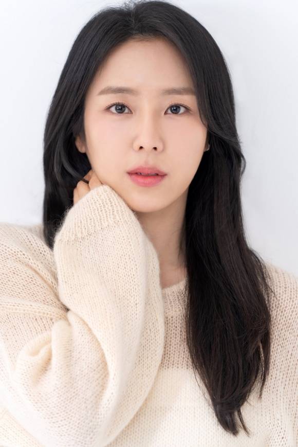 배우 예원이 새 프로필 사진을 공개하고 본격적인 활동을 시작한다./엔터세븐
