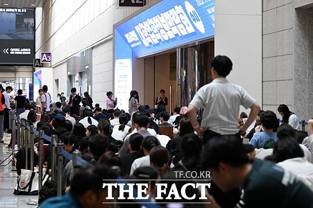 2026학년도 수시 대학입학정보박람회가 24일 오전 서울 강남구 코엑스에서 열린 가운데 수험생과 학부모들이 입장을 위해 대기하고 있다. /서예원 기자