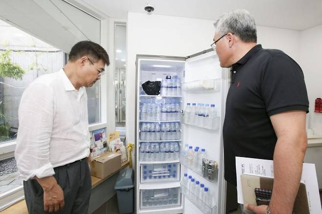 돈의동 쪽방 지역 점검에 나선 정문헌 종로구청장. 종로구 제공.