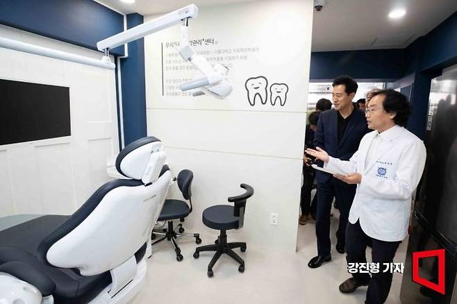 오세훈 서울시장이 1일 서울 용산구 동자동 쪽방촌 주민들이 무료로 치과 진료를 받을 수 있는 우리동네구강관리 플러스센터 개소식에서 진료실을 둘러보고 있다. 2024.07.01 강진형 기자