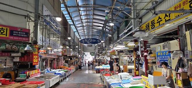 24일 오전 광주 서구 양동수산시장이 한산한 모습을 보이고 있다. 민찬기 기자