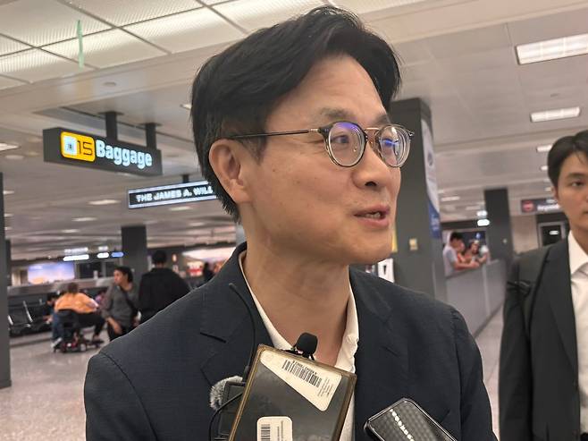 김정관 산업통상자원부 장관이 23일 워싱턴 DC 인근 덜레스 국제공항에서 특파원들과 만나 대화를 하고 있다. /뉴스1