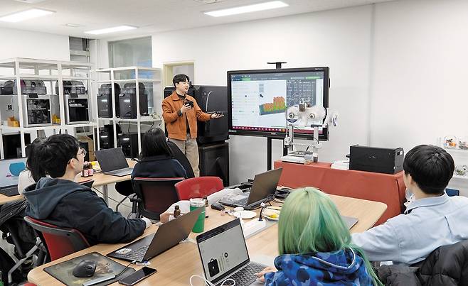 서울시립대학교는 S-LAB과 연계한 공동기기센터 실습교육을 기반으로 산학협력 생태계 활성화에 주도적으로 나설 예정이다. /서울시립대학교 제공