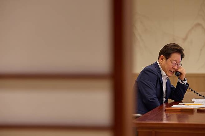 이재명 대통령이 지난 23일 서울 용산 대통령실 청사 집무실에서 카슴-조마르트 토카예프 카자흐스탄 대통령과 전화 통화하고 있다./뉴스1