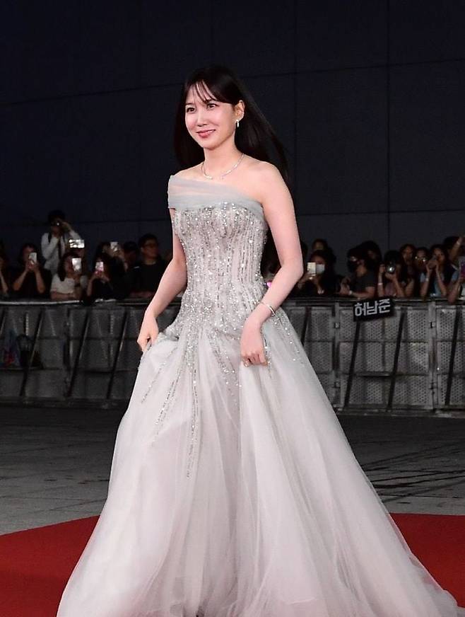 박은빈은 프리다 브라이덜(Frida Bridal)의 원 숄더 드레스로 사랑스러운 프린세스 룩을 연출했다