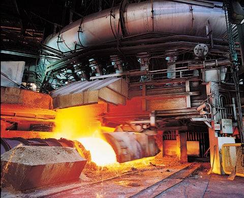 포스코 광양제철소의 한 고로(용광로)에서 쇳물이 쏟아져나오고 있다. 사진은 기사 내용과 직접적인 관련 없음. /포스코 제공