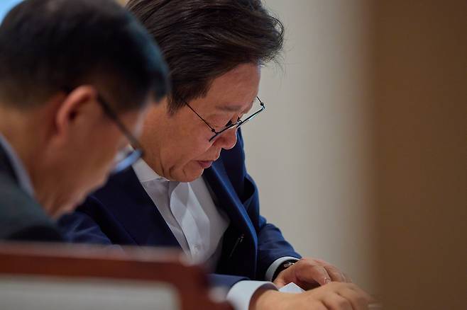 대통령실은 이재명 대통령이 23일 서울 용산 대통령실 청사에서 임웅순 국가안보실 안보2차장으로부터 보고받는 모습을 24일 SNS에 공개했다. /이재명 대통령 SNS
