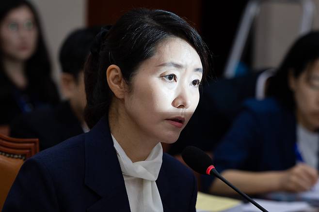 강선우 전 여성가족부 장관 후보자가 14일 서울 여의도 국회에서 열린 인사청문회에 출석해 의원 질의에 답하고 있다./뉴스1